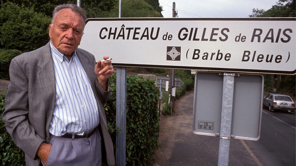 Gilbert Prouteau cuando presentó su libro "Gilles de Rais ou la gueule du loup" en Francia en 1992, el mismo año en el que se realizó el juicio del siglo XX a Gilles de Rais.