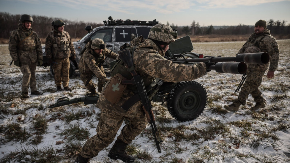 Ukrainian troops set up an anti-aircraft gun near Kyiv