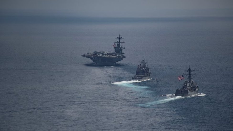 USS Carl Винсон (слева) и другие военные корабли в Индийском океане. Фото: 14 апреля 2017 г.