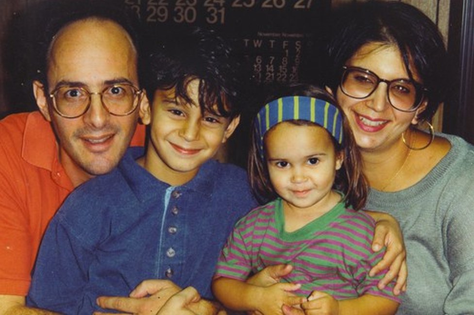 Боб Броуди с сыном Майклом, дочерью Кэролайн и женой Эльвирой, 1995 год