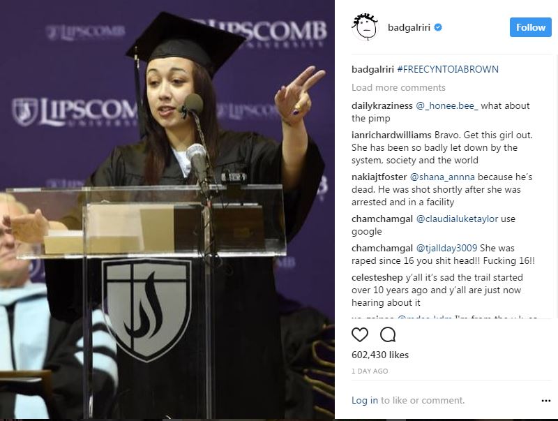 Rihanna también compartió fotos de la graduación de Brown en la Universidad Lipscomb. Graduación de Brown en la Universidad Lipscomb.