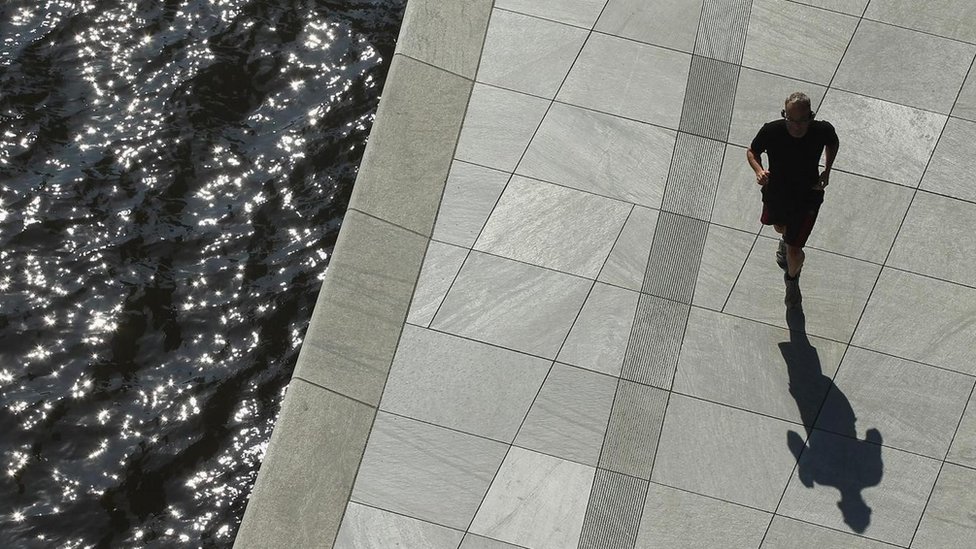 La idea de invertir en el estado físico de los empleados es obtener de ellos unas mayor productividad y reducir los gastos por atención médica. Un hombre corriendo