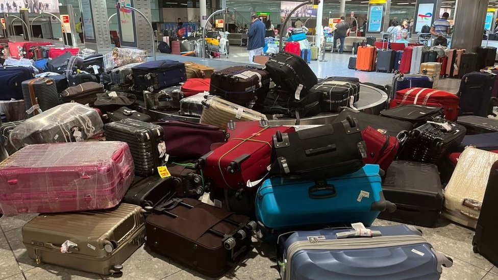 الحقائب تراكمت في مطار هيثرو