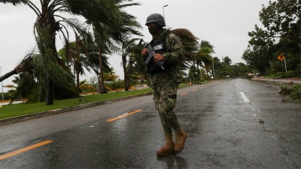 Солдат стоит на страже авеню Тулум после удара урагана «Дельта» в штате Кинтана-Роо, в Канкуне, Мексика 7 октября 2020 г.