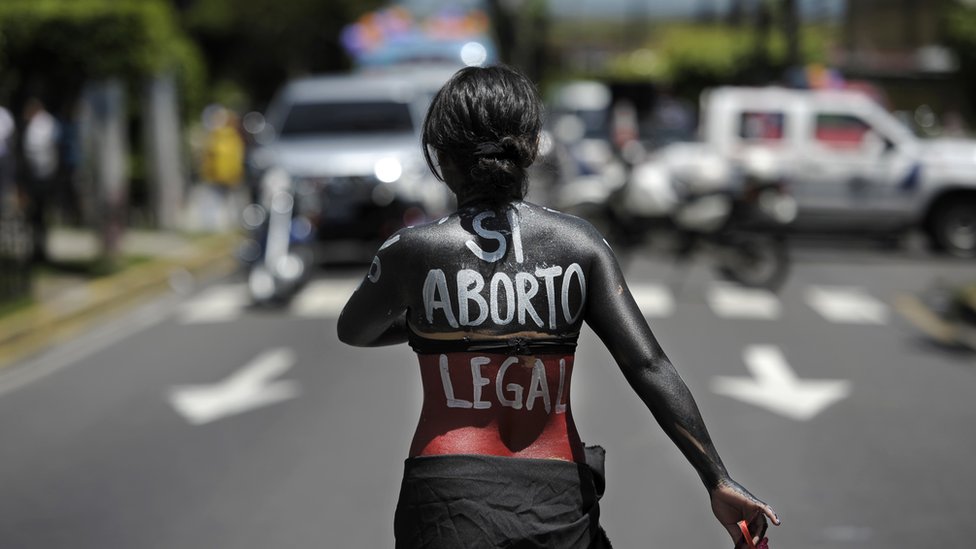 Una mujer demanda aborto legal en El Salvador