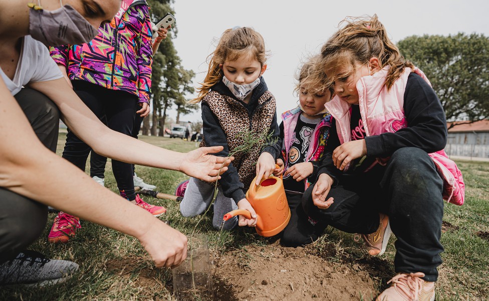 Niños plantando un arbolito