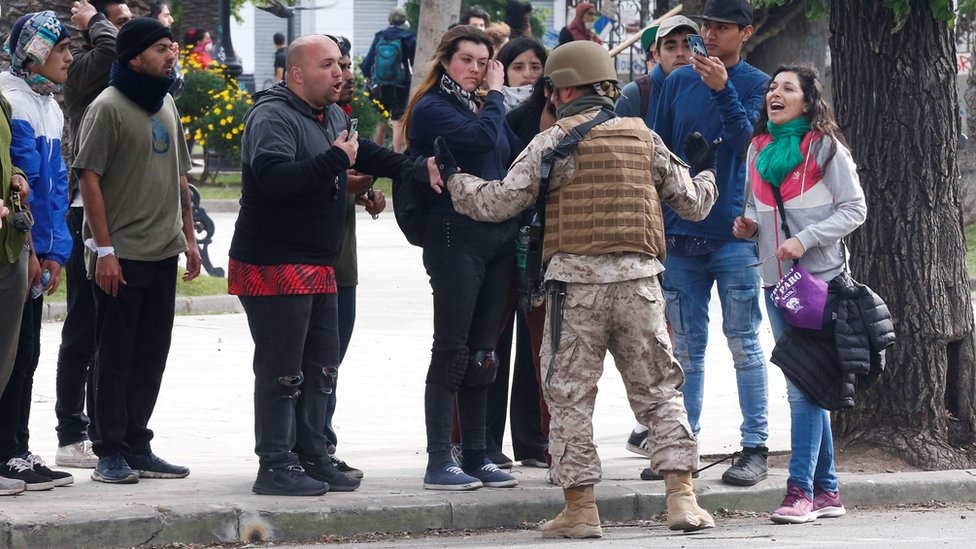 Un soldado discute con un grupo de chilenos en Valparaíso