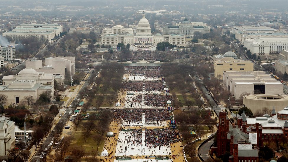 Foto aérea de los asistentes a la inauguración de Trump en enero de 2017.