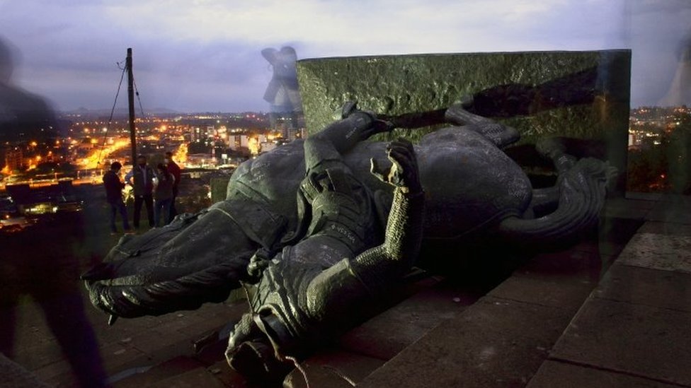 Снимок, сделанный с помощью медленной выдержки, показывает памятник Себастьяну де Белалькасар, который был снесен коренными народами в Попаяне, Колумбия, 16 сентября 2020 года.