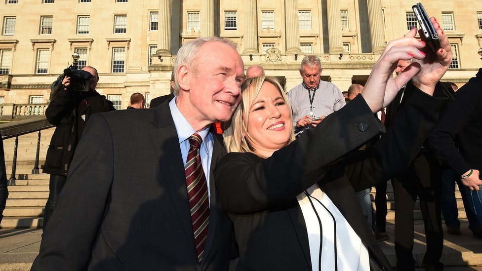 El fallecido Martin McGuinness, fotografiado con Michelle O´Neill, líder del Sinn Fein. El fallecido Martin McGuinness, fotografiado con Michelle O´Neill, líder del Sinn Fein.