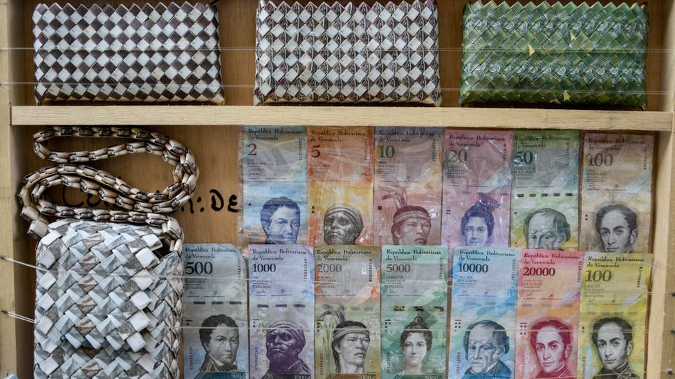 Billetes venezolanos usados con fines decorativos.