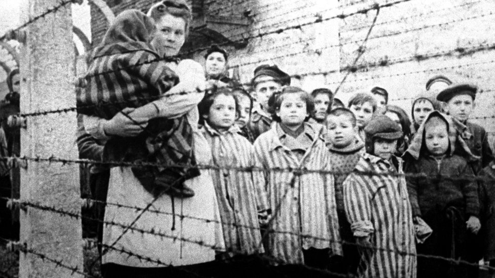 Niños y una mujer encerrados en Auschwitz, el día de su liberación el 27 de enero de 1945
