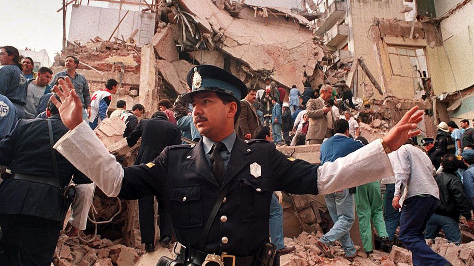 El caso AMIA, un atentado a una organización israelita, está inconcluso y genera especulaciones en torno a la presidencia de Menem, así como de la expresidenta Cristina Kirchner. El caso AMIA, un atentado a una organización israelita, está inconcluso y genera especulaciones en torno a la presidencia de Menem, así como de la expresidenta Cristina Kirchner.