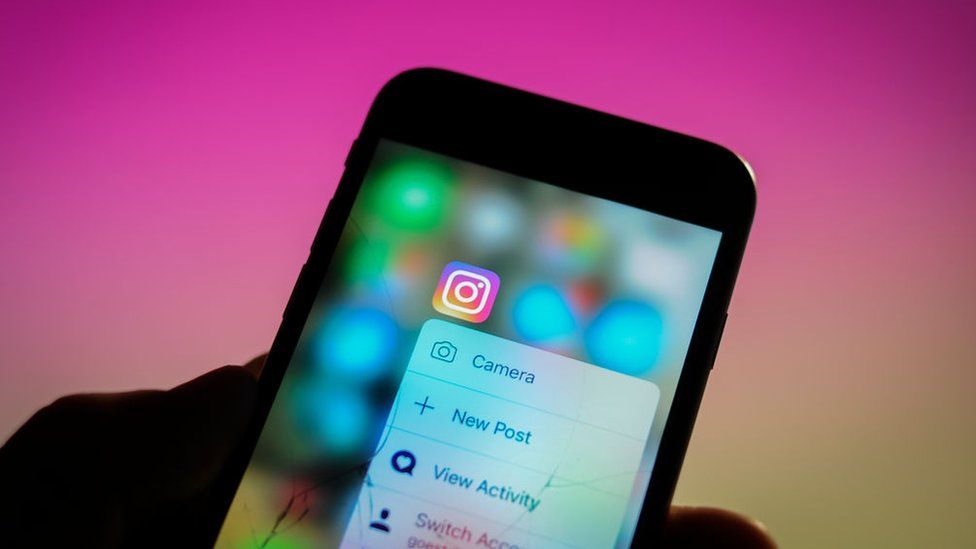 Celular mostrando el icono de la aplicación de Instagram.