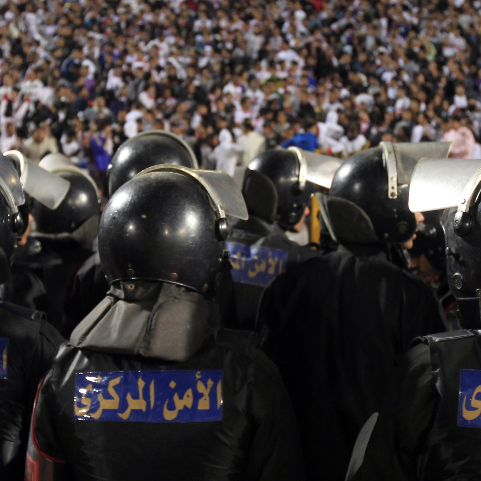 الرياضة في مصر: ما قصة إحالة إعلاميين للنيابة العامة بعد رصد منشورات تدعو للتعصب؟ 2 رجال أمن وجماهير في أحد ملاعب مصر