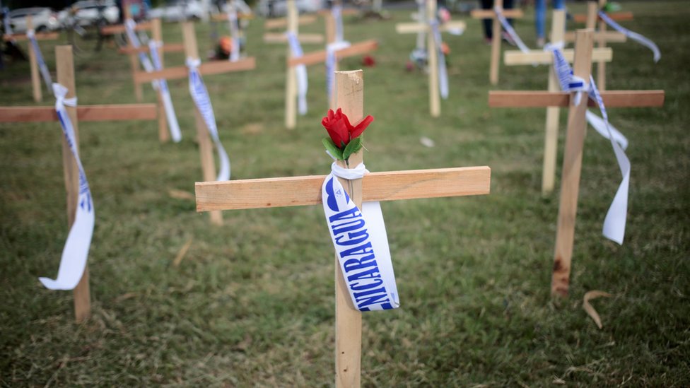 Cruces en homenajes a los muertos durante las protestas en Nicaragua.