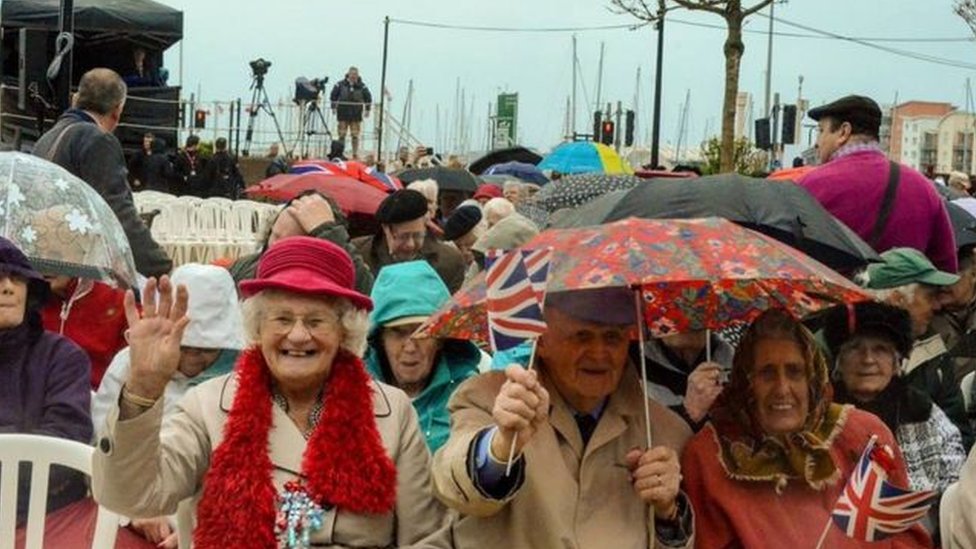 Толпы собрались под зонтиками
