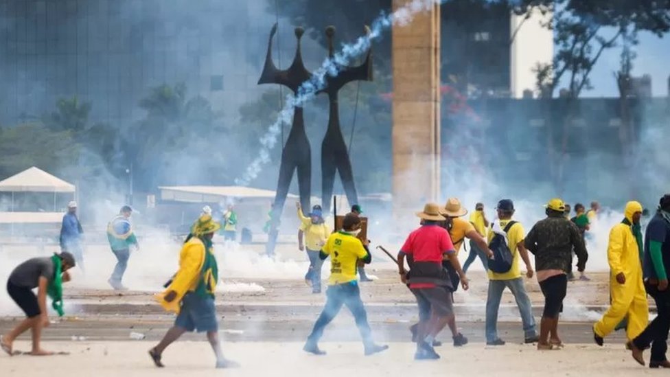 Manifestantes durante invasão em Brasília no domingo, 8 de janeiro