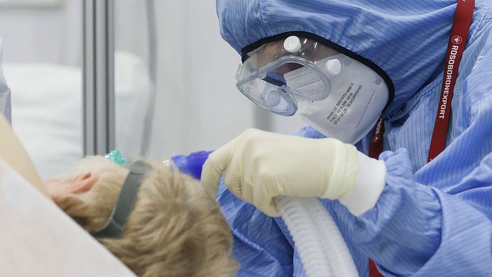 Paciente de covid es atendido en Moscú