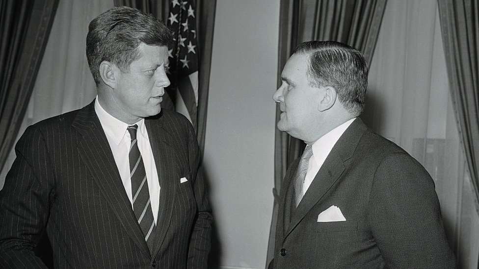 El expresidente John Kennedy y el exdirector de la Nasa James E. Webb en la Casa Blanca.