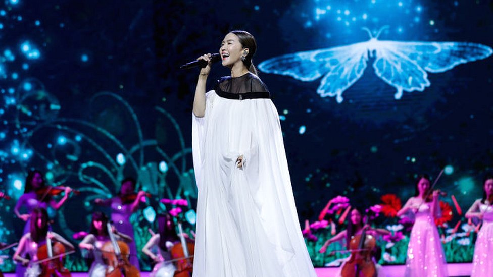 Singer Tan Weiwei. IMAGE COPYRIGHT/ GETTY IMAGES 