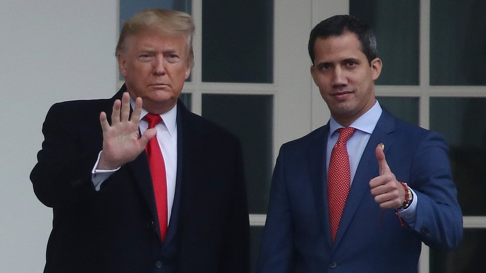 Гуайдо показывает большой палец в камеру, а Трамп протягивает руку перед собой