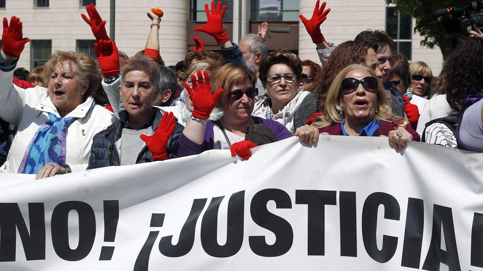 Протестующие у зала суда в Памплоне - 26 апреля
