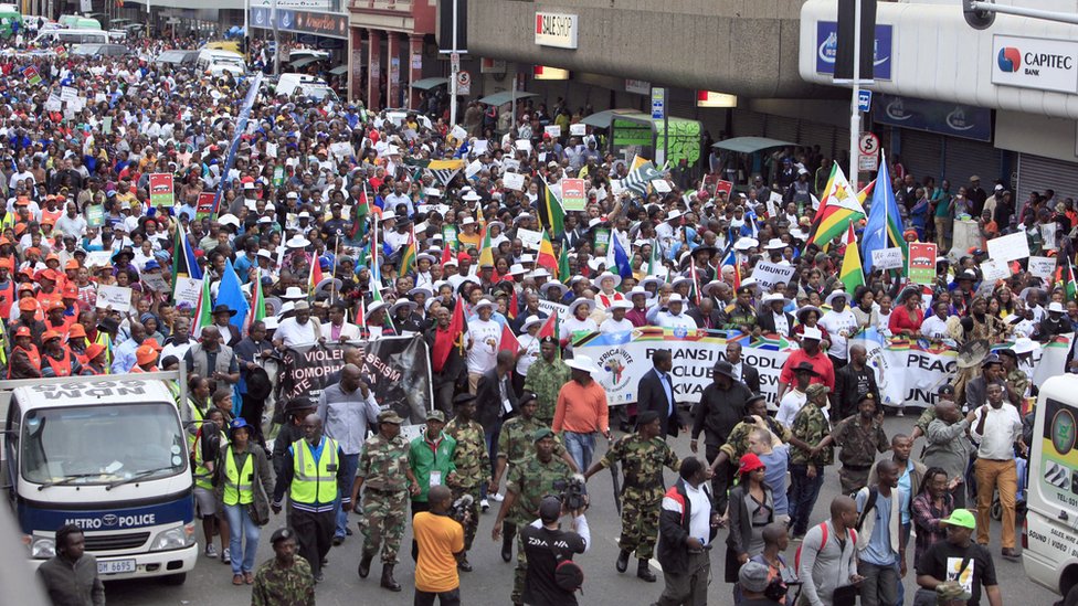 Тысячи людей принимают участие в «марше мира» против ксенофобии в Дурбане, Южная Африка, 16 апреля 2015 года.