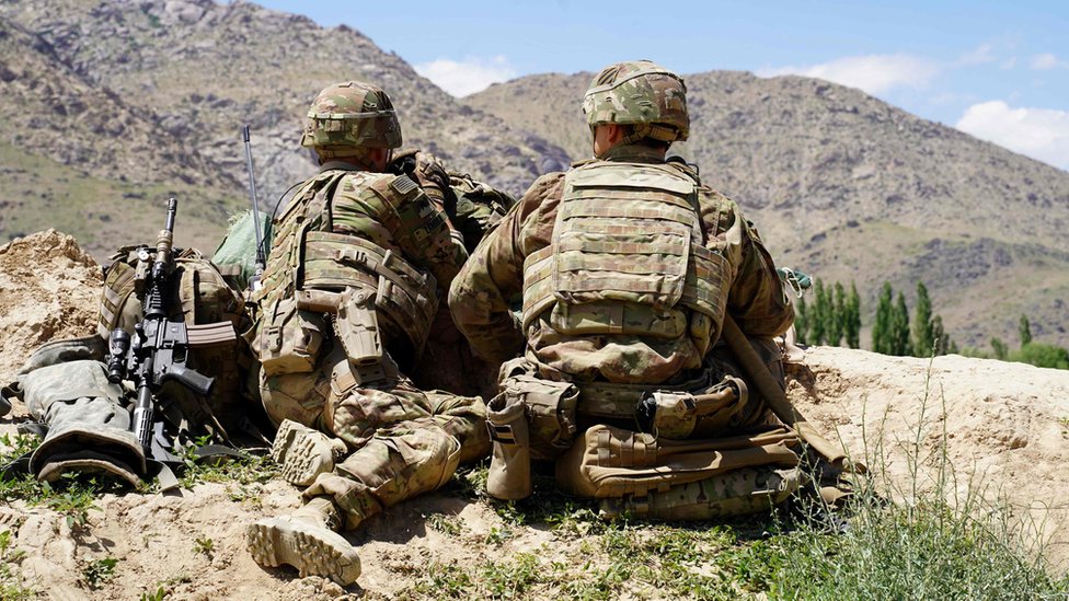 Солдаты США смотрят на холмы во время визита командующего войсками США и НАТО в Афганистан 6 июня 2019 года