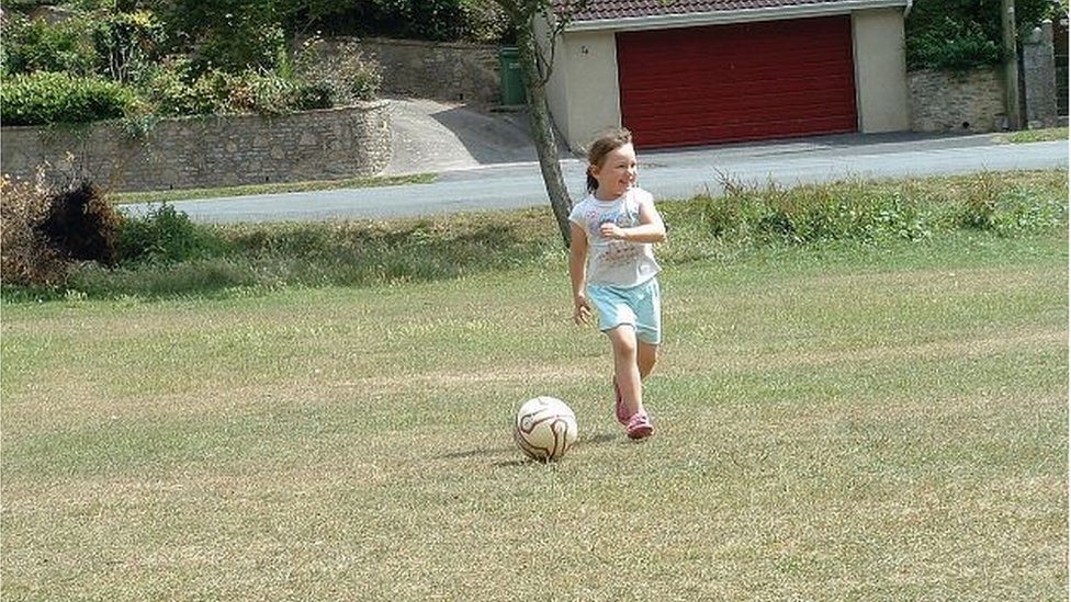 Рэйчел играет в футбол