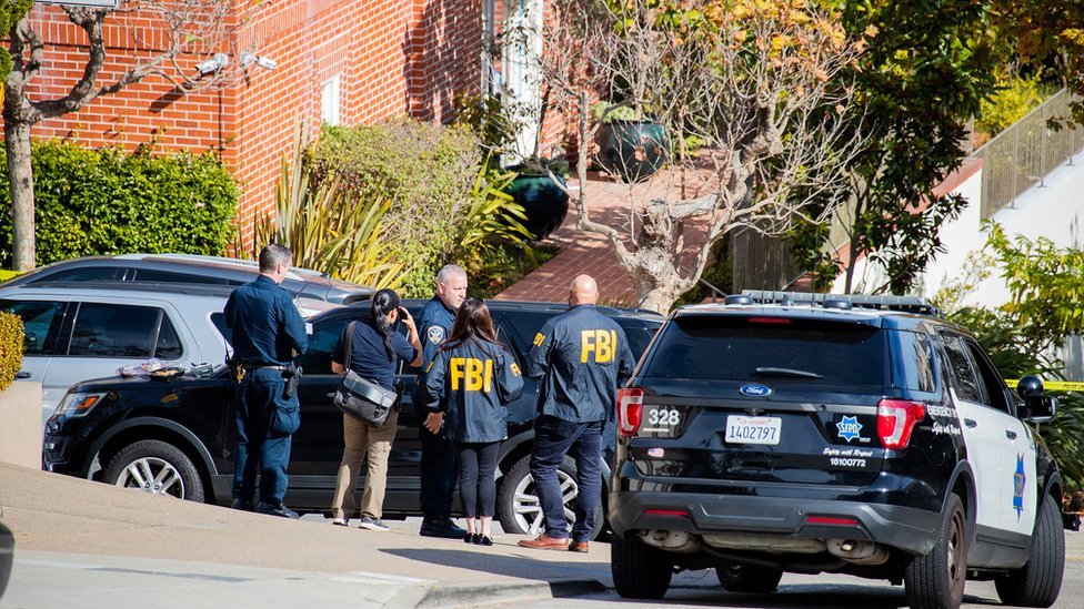 美國舊金山警察與聯邦調查局探員在美國國會眾議院議長佩洛西住家外調查（28/10/2022）