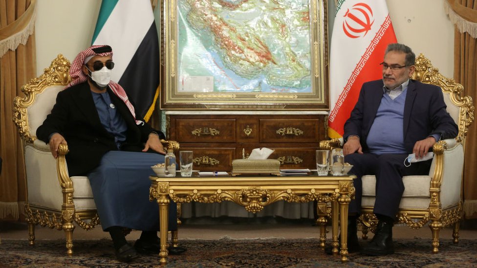 طحنون بن زايد (يسار) وأمين المجلس الأعلى للأمن القومي الإيراني علي شمخاني