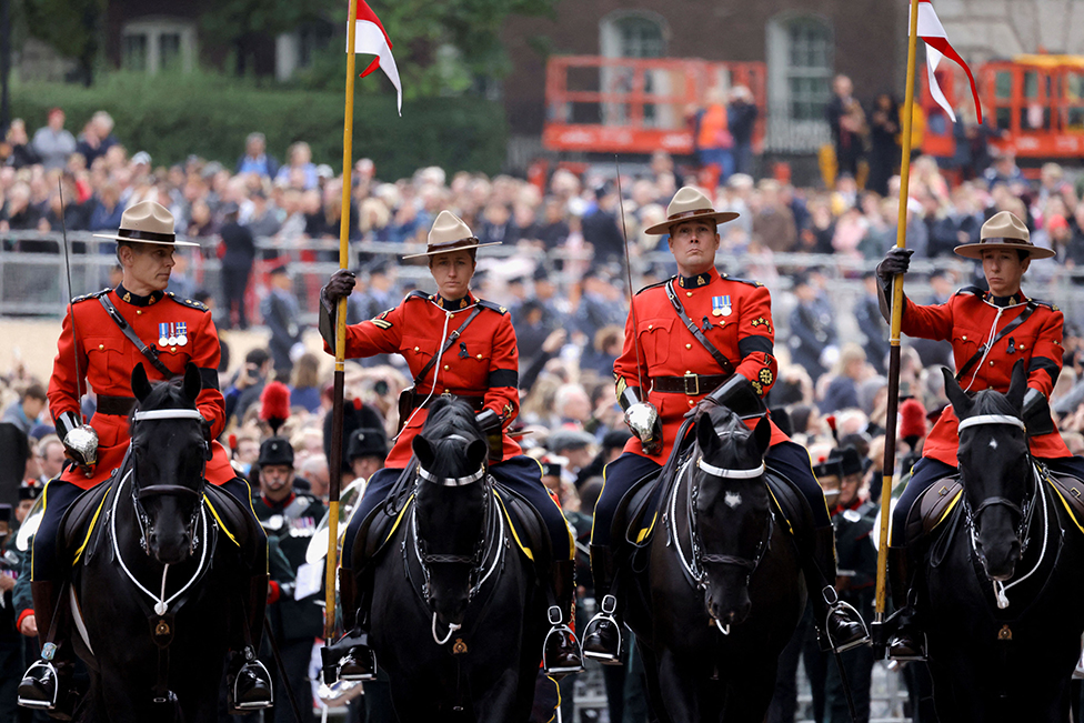 Članovi Kraljevske kanadske konjičke policije učestvovali su u procesiji prateći kovčeg sa telom kraljice Elizabete Druge