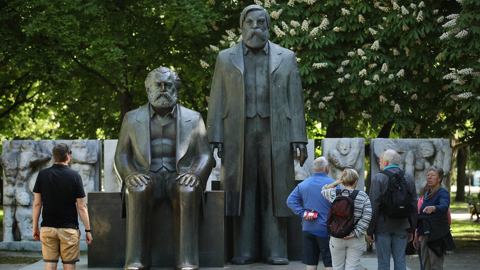 تمثال لكارل ماركس ورفيقه فريدرك إنغلز في متنزه بالعاصمة الألمانية برلين