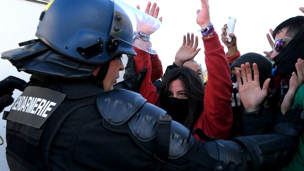 Протестующие противостоят французскому жандарму на шоссе AP-7 на испано-французской границе в Ла-Хонкера на севере Испании, 11 ноября 2019 г.