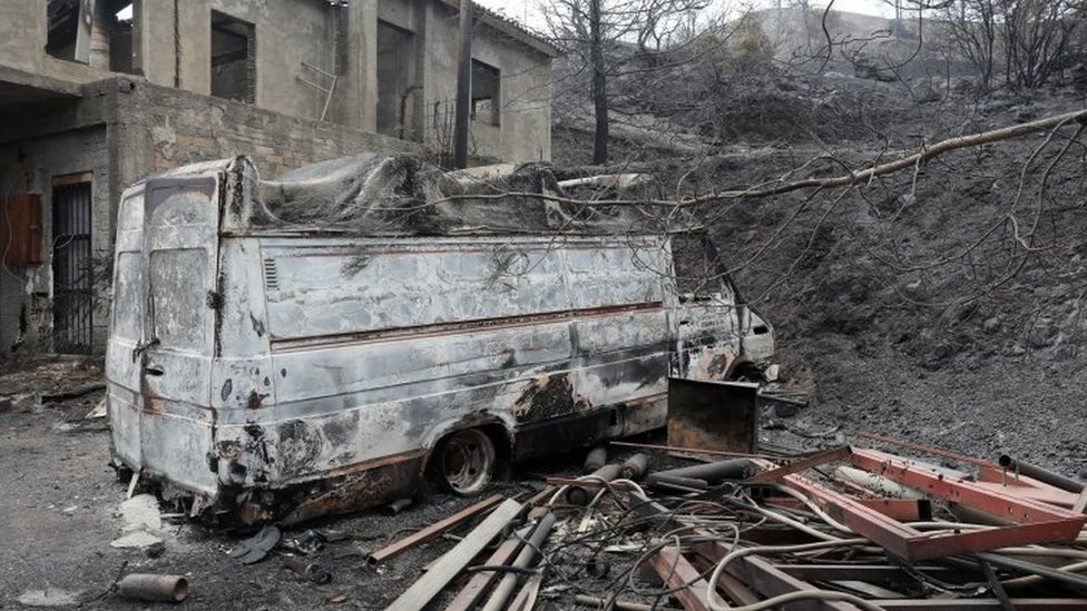 Larnaka'da yangının tahrip ettiği bir ev ve araç