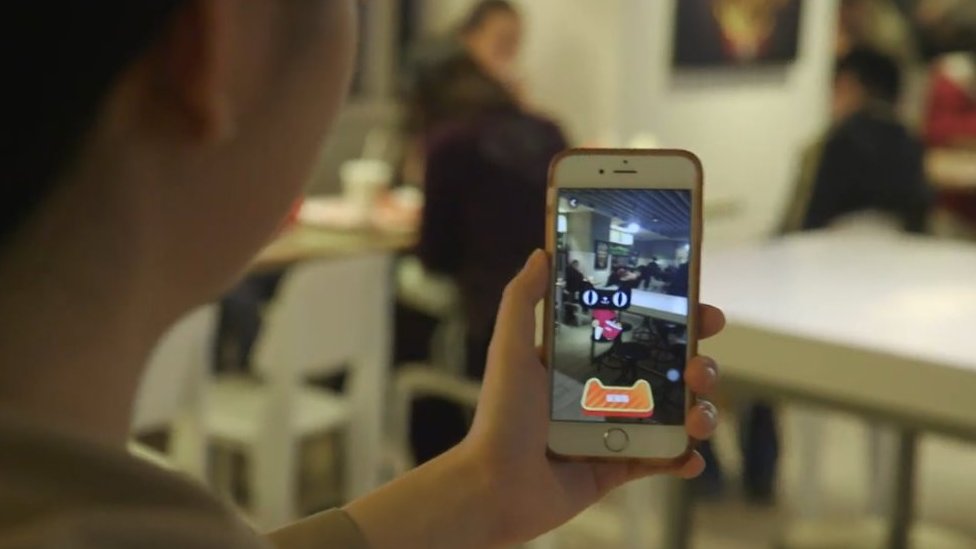 Покровитель магазина KFC в Ханчжоу играет в игру с дополненной реальностью от Alibaba