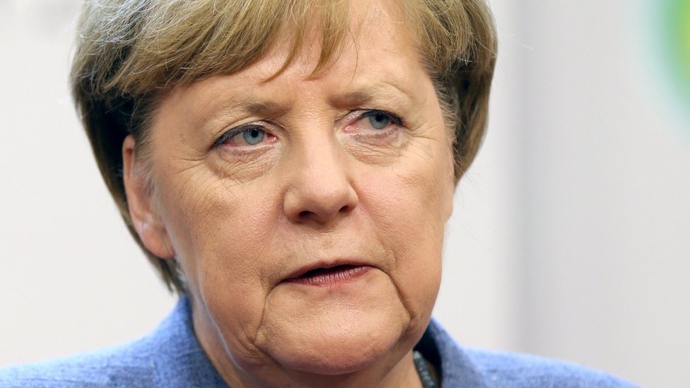 Исполняющая обязанности канцлера Германии Ангела Меркель дает пресс-конференцию во время саммита ЕС в Брюсселе