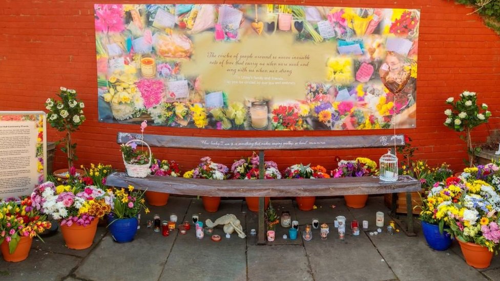 Цветы на скамейке, где в последний раз видели Либби Сквайр