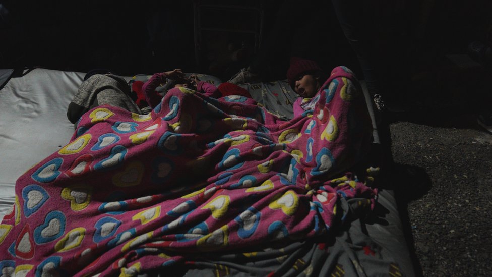 Семья мигрантов спит на тротуаре в Памплоне 30 сентября 30.