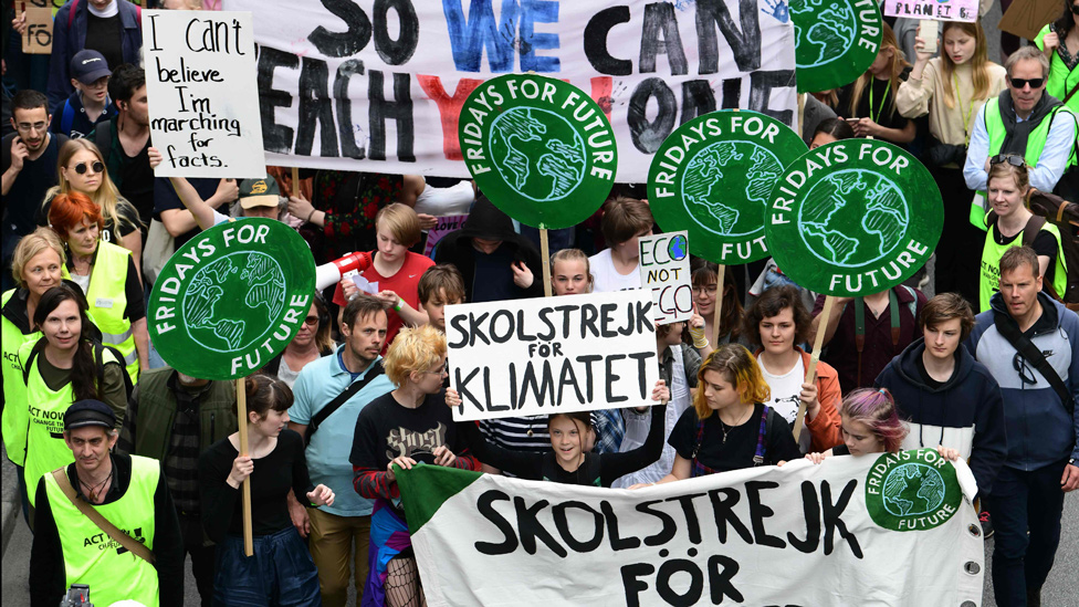 Greta Thunberg y otros adolescentes con pancartas en la huelga escolar de este viernes en Estocolmo