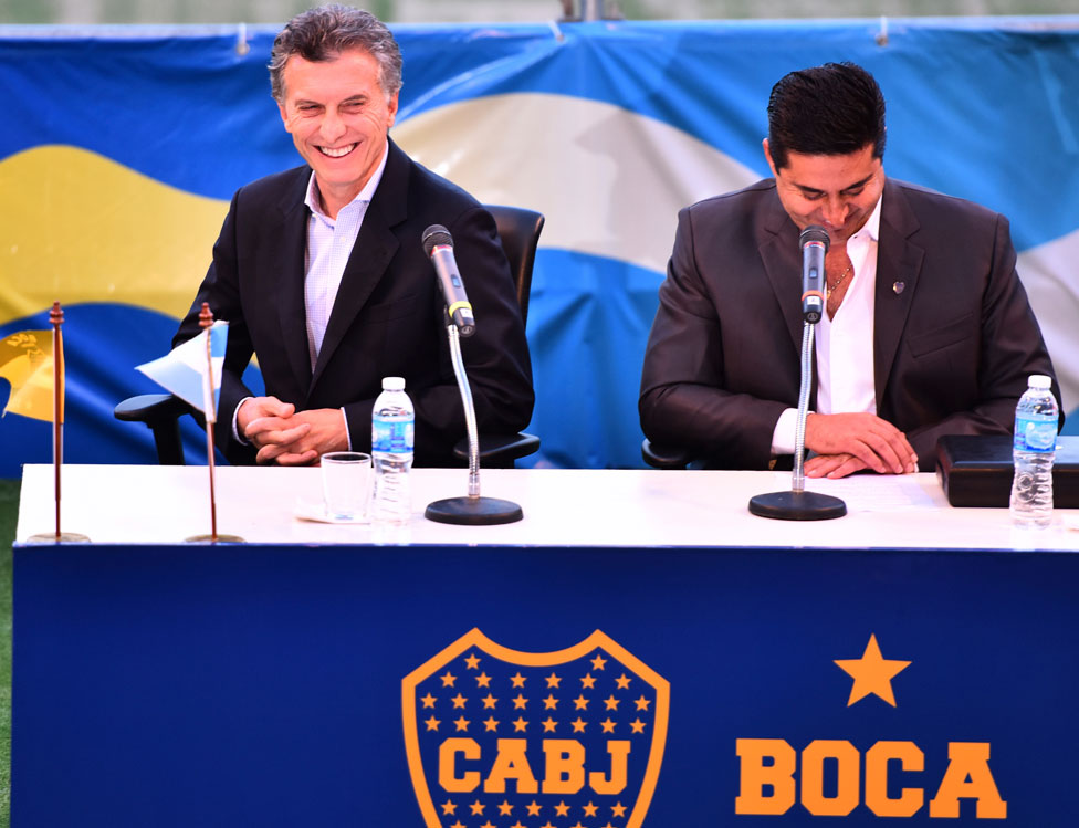 Mauricio Macri es homenajeado por Boca Juniors en 2015.