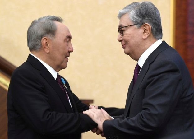 Nursultán Nazarbayev es saludado por su sucesor, Kassym-Jomart Tokayev.