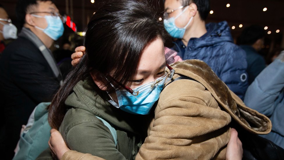 Wuhan'a gönderilen tıbbi yardım ekibi, Nanjing'deki aileleriyle vedalaşırken