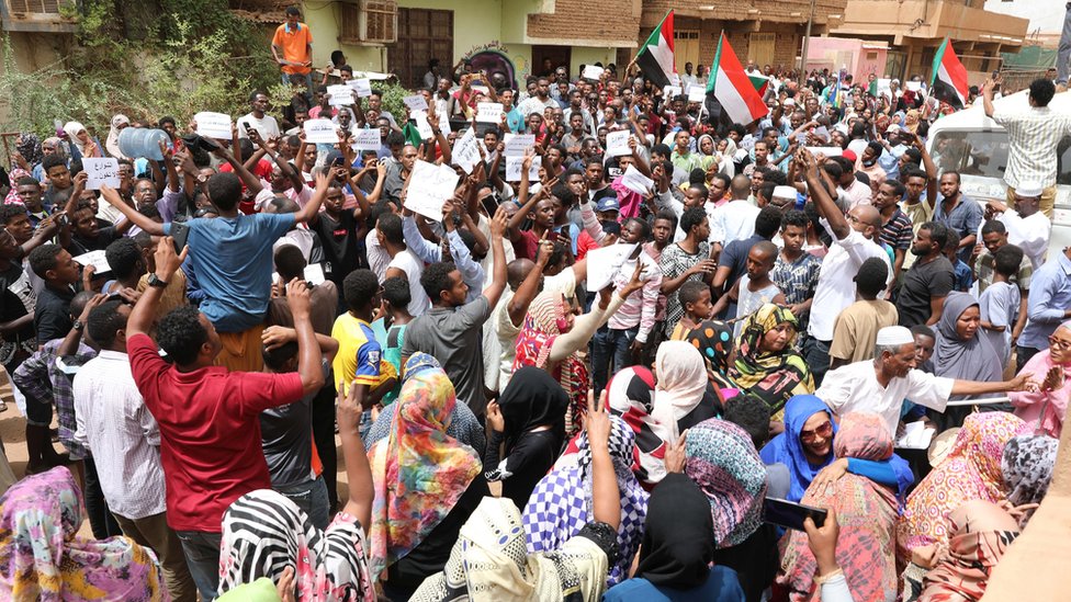 Толпы протестующих в Хартуме