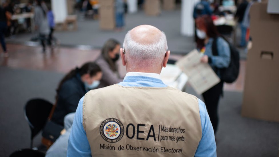 Un observador de la OEA de espaldas