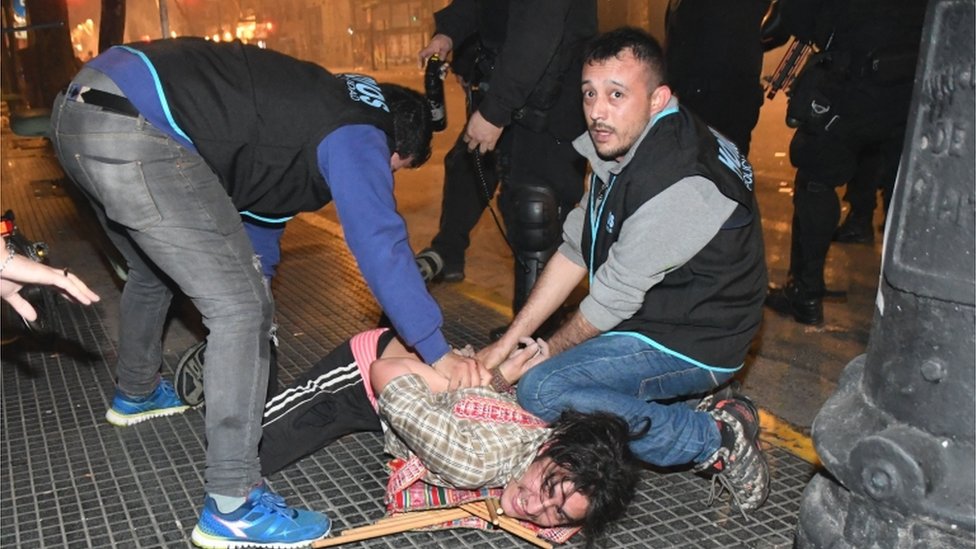 Al menos una docena de personas fueron detenidas y un agente resultó herido en los enfrentamientos con los manifestantes. detencion