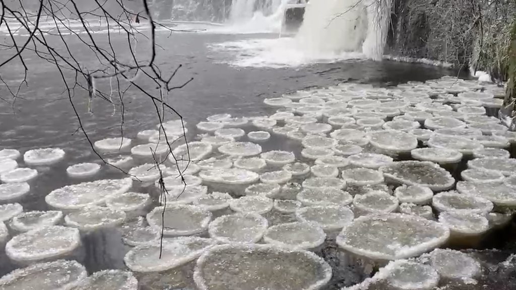 'Ice pancakes' form on freezing Glasgow river