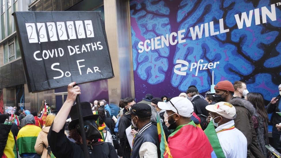 New York'ta ilaç şirketlerinin daha yoksul ülkelere daha fazla Covid-19 aşısı sağlaması çağrısında bulunan bir protesto düzenlendi. (11 Mart 2021)