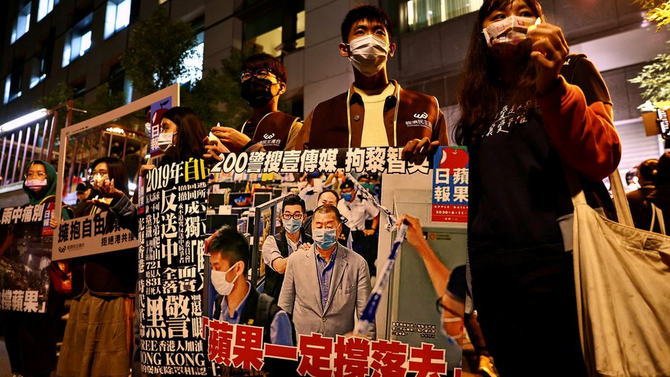 台北壹傳媒大樓外群眾舉起香港《蘋果日報》頭版複印件參加燭光聲援台灣蘋果新聞網集會（24/6/2021）